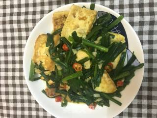 #家常下饭菜#韭菜煎豆腐的做法步骤：7