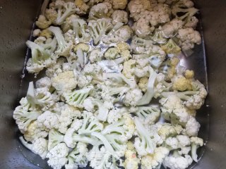 腊肉番茄炒菜花的做法步骤：1
