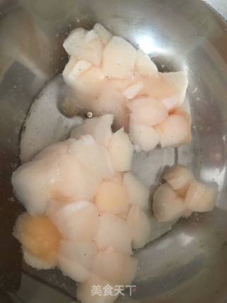 鲜贝腊肠炒丝瓜的做法步骤：1