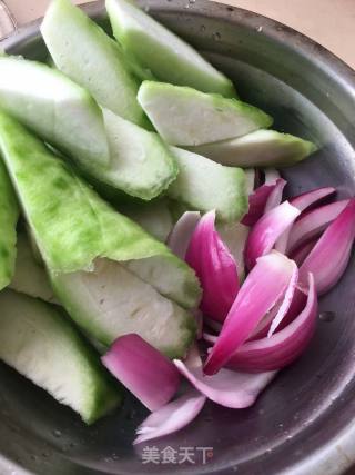 鲜贝腊肠炒丝瓜的做法步骤：3