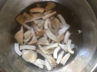 鲜蘑丝瓜鸡蛋汤的做法步骤：1