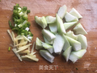 鲜蘑丝瓜鸡蛋汤的做法步骤：2