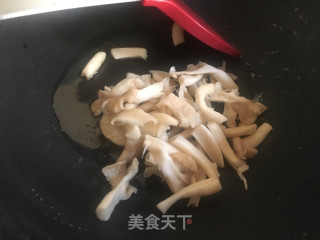 鲜蘑丝瓜鸡蛋汤的做法步骤：4