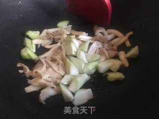 鲜蘑丝瓜鸡蛋汤的做法步骤：5