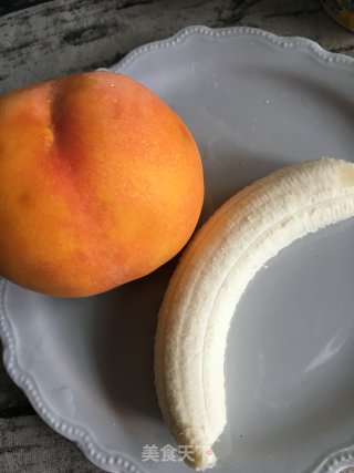 香蕉黄桃风味乳的做法步骤：2