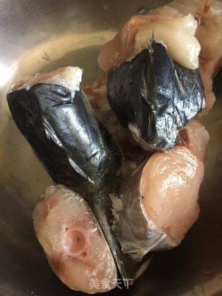 五花肉炖马胶鱼的做法步骤：1
