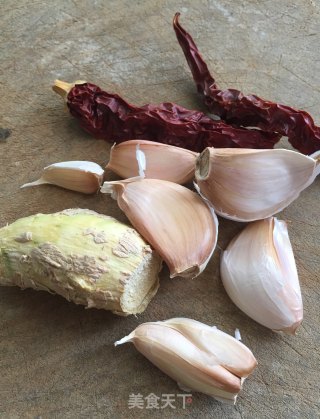 五花肉炖马胶鱼的做法步骤：3