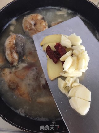 五花肉炖马胶鱼的做法步骤：6