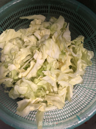 干锅包菜的做法步骤：1
