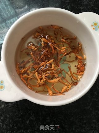 虫草花蒸排骨的做法步骤：1
