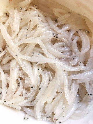 银鱼蒸蛋的做法步骤：1