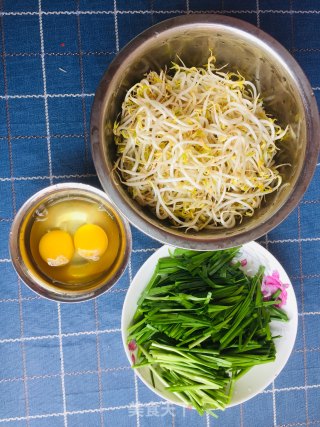韭菜豆芽炒鸡蛋的做法步骤：1
