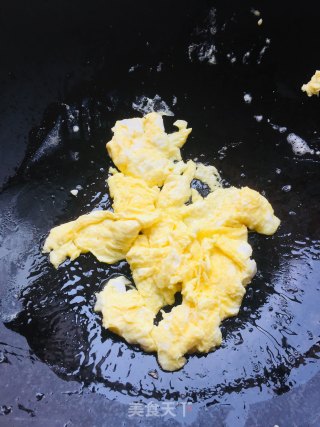 韭菜豆芽炒鸡蛋的做法步骤：3
