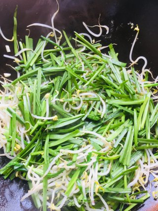 韭菜豆芽炒鸡蛋的做法步骤：6