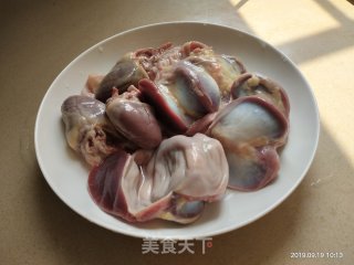 鸭杂炒苦瓜的做法步骤：1