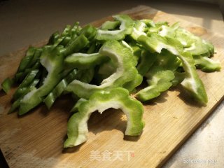 鸭杂炒苦瓜的做法步骤：5