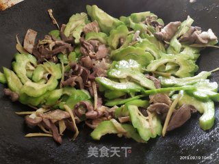 鸭杂炒苦瓜的做法步骤：10
