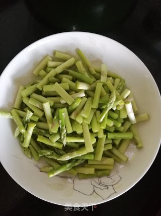 清炒芦笋的做法步骤：1