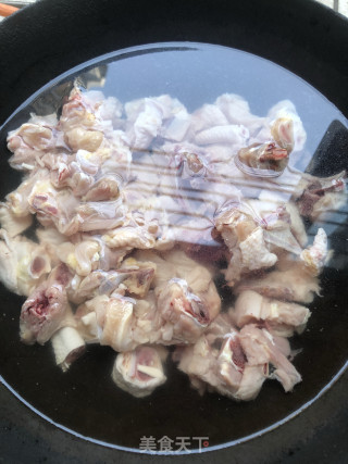 板栗炖鸡的做法步骤：1