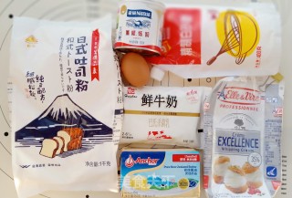手撕吐司的做法步骤：1