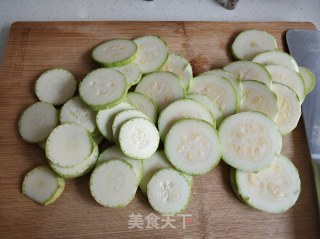 香煎椒盐角瓜饼的做法步骤：1