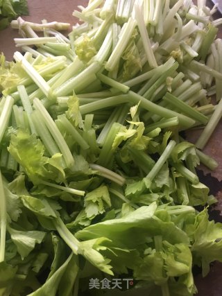 素炒香芹的做法步骤：2
