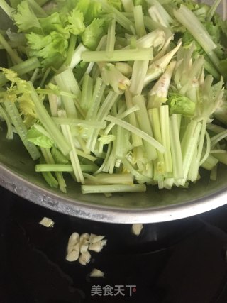 素炒香芹的做法步骤：4