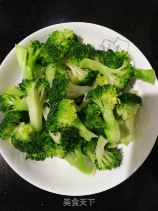 清炒西兰花的做法步骤：1