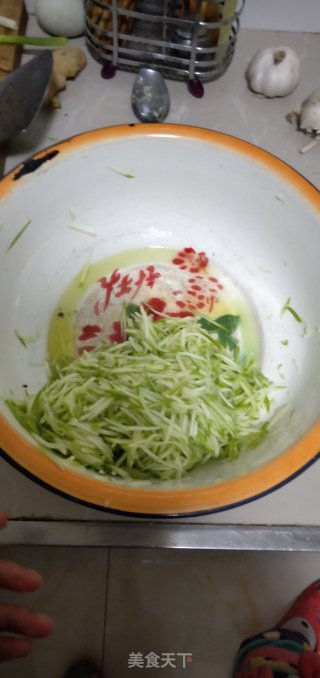 西葫芦鸡蛋饺子的做法步骤：2