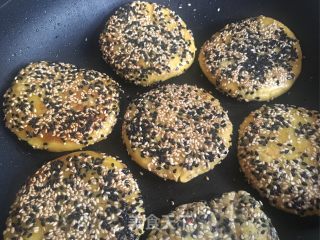 豆沙红薯糯米饼的做法步骤：16