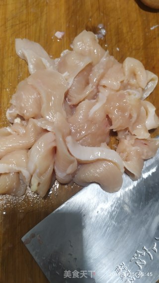 鸡胸肉炒金针菇的做法步骤：1