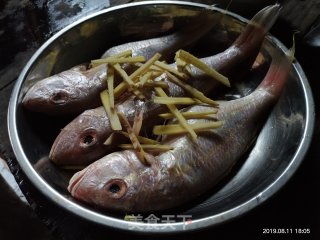 蒸红目鱼的做法步骤：1