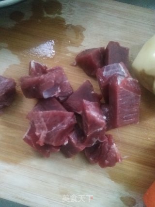 土豆炖牛肉的做法步骤：1