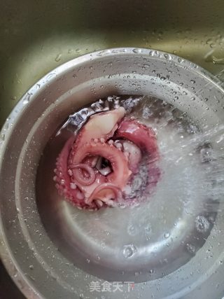 章鱼足炒毛豆的做法步骤：1