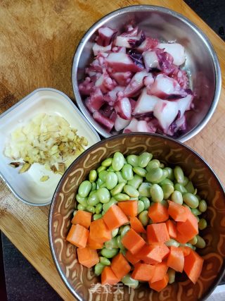 章鱼足炒毛豆的做法步骤：2