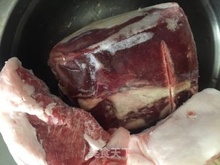牛肉香芹饺的做法步骤：1