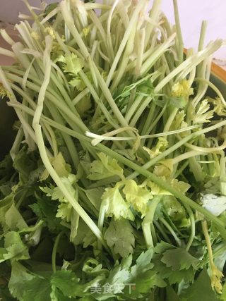 牛肉香芹饺的做法步骤：2