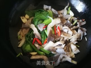 上海青炒平菇的做法步骤：4