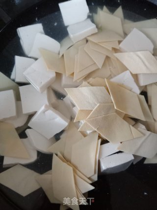 老豆腐烧老百叶的做法步骤：2