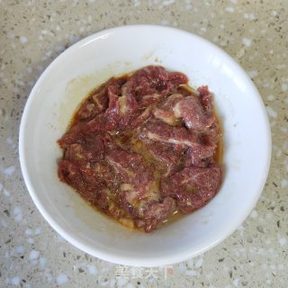酸菜炒牛肉的做法步骤：1