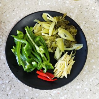 酸菜炒牛肉的做法步骤：2