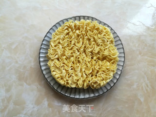 银丝蛋饼（方便面新吃法）的做法步骤：1