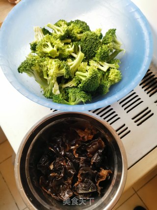 木耳拌西兰花的做法步骤：1