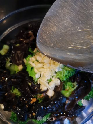 木耳拌西兰花的做法步骤：7