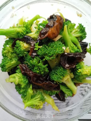 木耳拌西兰花的做法步骤：9