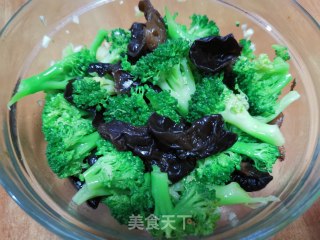 木耳拌西兰花的做法步骤：10