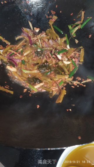 牛娃炒咸菜的做法步骤：6
