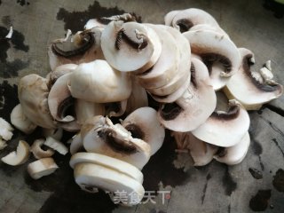 丝瓜蘑菇汤的做法步骤：2