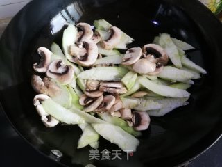 丝瓜蘑菇汤的做法步骤：4