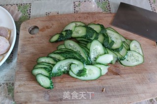 黄瓜炒豆皮肉卷的做法步骤：2